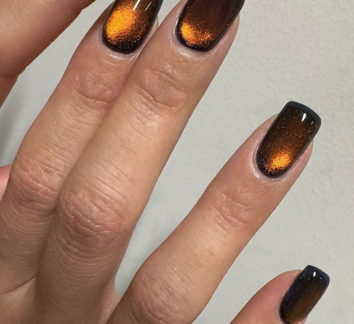 Specialist Japanese gel colour manicure, single colour including cat eye and glitter, 75 minutes. KURO Nails Rotterdam